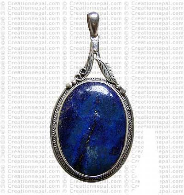 Leaf carved pendant