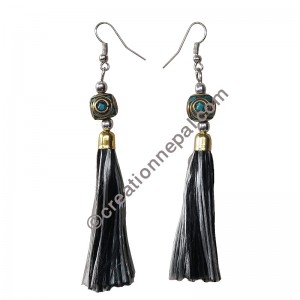 Decorated bead black-grey yarn earring