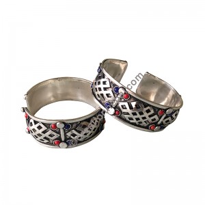 Endless knot white-metal bangle