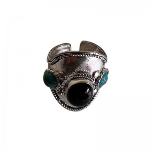 Three stone front widen finger ring