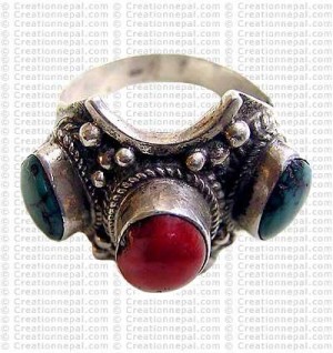 Three stone silver finger ring