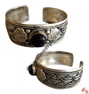 Single stone wide bangle