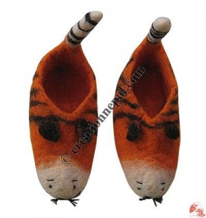 Tiger design kids felt shoes