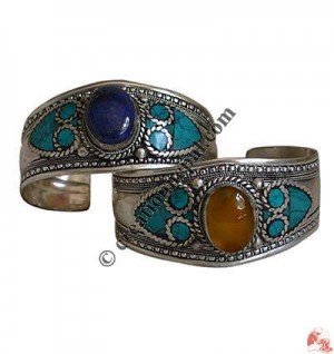 Center wide one stone bangle