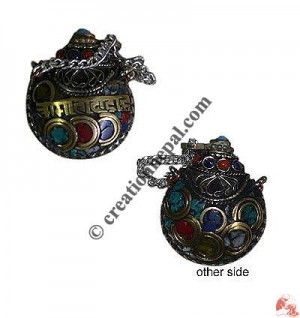 Tiny size decorated snuff bottle