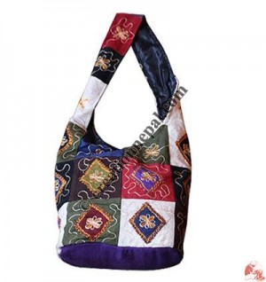 Patch work emb Medium Lama bag1