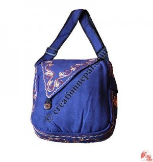 Triangular Flap shoulder bag1