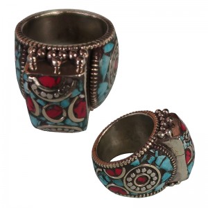 Wire and chips decorated metal finger ring 