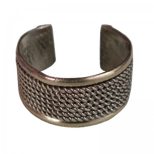 Knitting pattern white metal finger ring