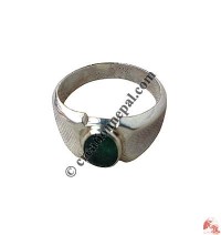 Emerald stone finger ring
